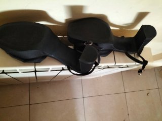 Elegantes sandalias de raso con lazo