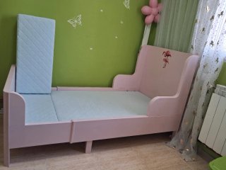 Cama de madera rosa para niñas.
