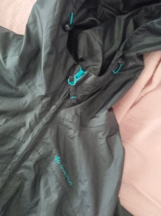 Chaqueta de viento y lluvia de Quechua, Decathlon