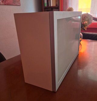 Mueble auxiliar blanco y plateado.