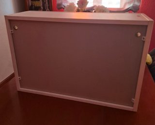 Mueble auxiliar blanco y plateado.
