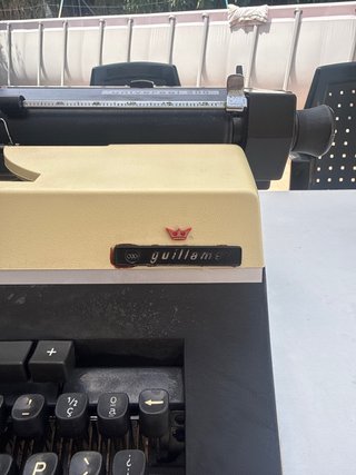 Máquina de escribir Adler Universal 2000