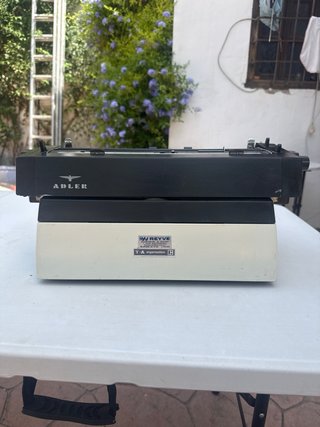 Máquina de escribir Adler Universal 2000