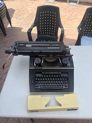 Máquina de escribir Adler Universal 2000