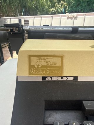 Máquina de escribir Adler Universal 2000