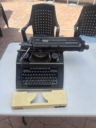 Máquina de escribir Adler Universal 2000