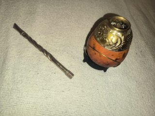 Mate antiguo de calabaza y bombilla