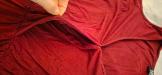 Mono rojo granate