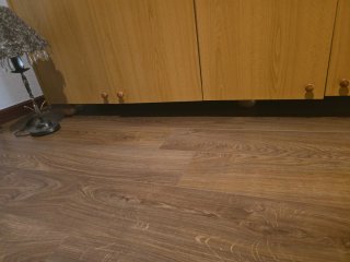 Mueble de madera marrón