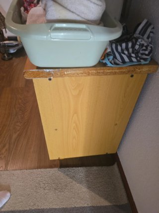 Mueble de madera marrón