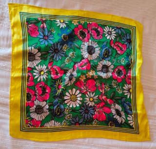 Pañuelo floral verde y amarillo