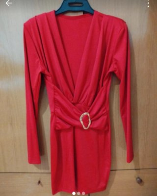 Vestido rojo fiesta con detalle hebilla