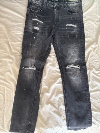 Pantalones vaqueros grises desgastados
