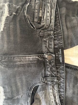 Pantalones vaqueros grises desgastados