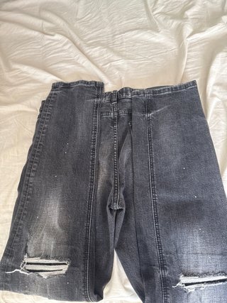 Pantalones vaqueros grises desgastados