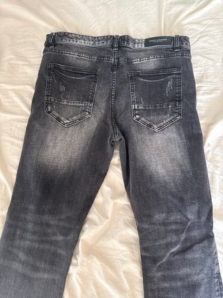Pantalones vaqueros grises desgastados
