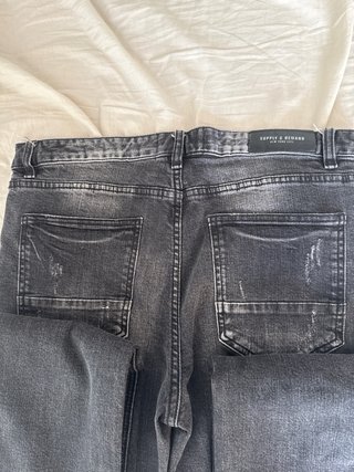Pantalones vaqueros grises desgastados