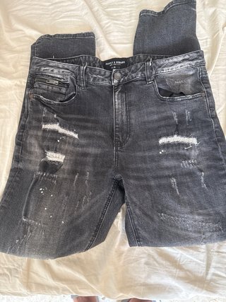 Pantalones vaqueros grises desgastados