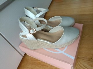 Sandalias cuña novia blancas/doradas T37