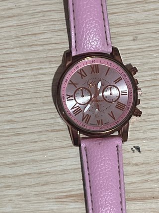 Relojes de pulsera rojos y rosas
