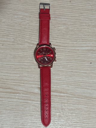 Relojes de pulsera rojos y rosas