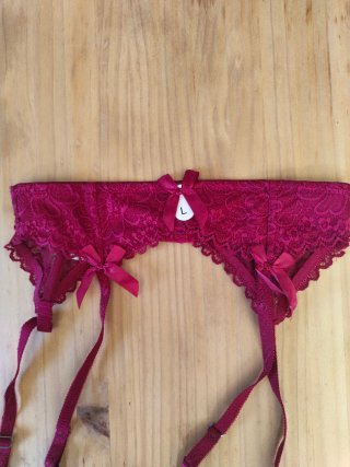 Conjunto lencería sexy: sujetador, tanga y liguero