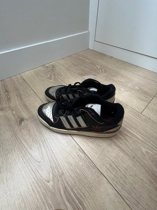 Zapatillas Adidas Negras y Plateadas