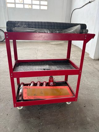 Carro de herramientas rojo con ruedas