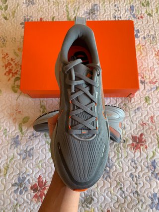 Nike Vomero 18 "Cool Grey Safety Orange" (T. 44EU)