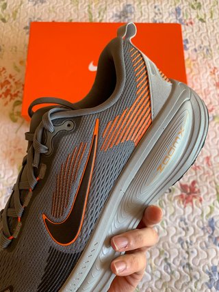 Nike Vomero 18 "Cool Grey Safety Orange" (T. 44EU)