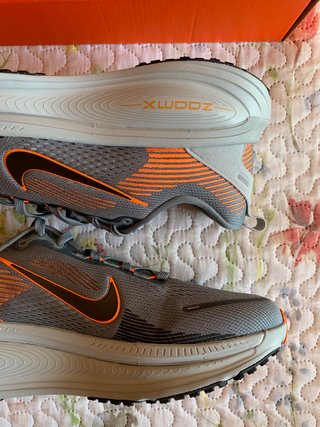 Nike Vomero 18 "Cool Grey Safety Orange" (T. 44EU)