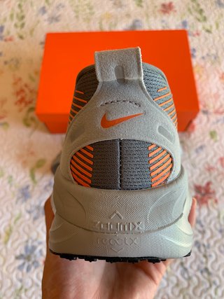 Nike Vomero 18 "Cool Grey Safety Orange" (T. 44EU)