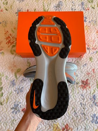 Nike Vomero 18 "Cool Grey Safety Orange" (T. 44EU)