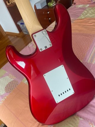 Squier Stratocaster Roja + Ampli Fender