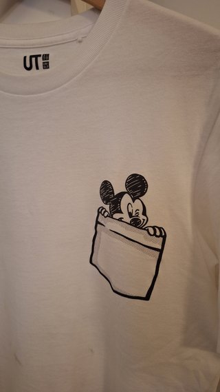 Camiseta Uniqlo Mickey Mouse Bolsillo