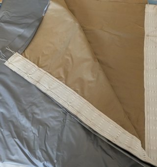 Tende oscuranti beige e grigie