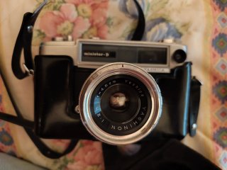 Cámara Yashica Negra con su funda