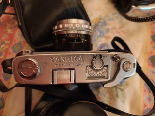 Cámara Yashica Negra con su funda