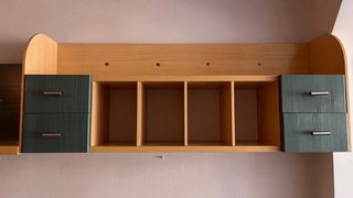 Set di scrivania e scaffali in legno