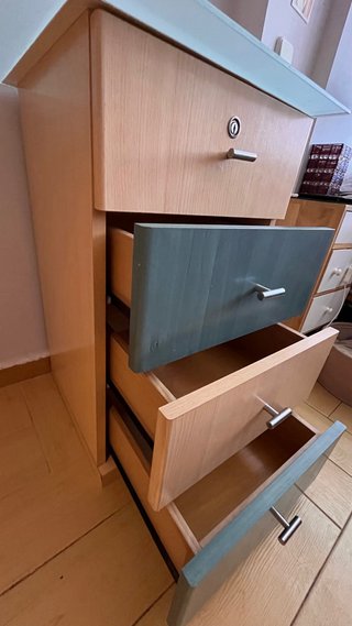 Set di scrivania e scaffali in legno