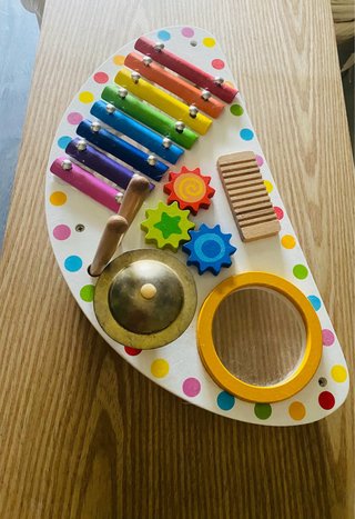 Mesa musical infantil de madera