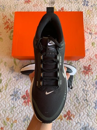 Nike Vomero 18 GTX W Black White Metallic (T. 42)