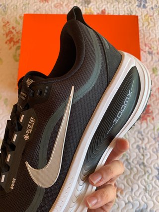Nike Vomero 18 GTX W Black White Metallic (T. 42)