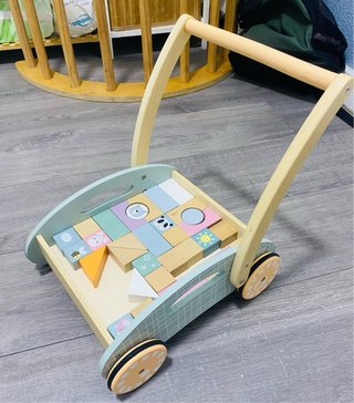 Correpasillos de madera con bloques