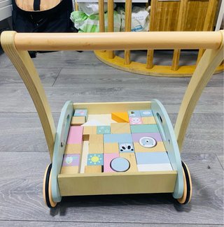 Correpasillos de madera con bloques