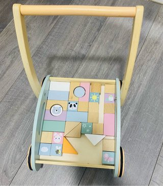 Correpasillos de madera con bloques