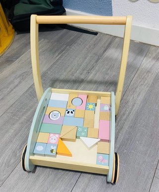 Correpasillos de madera con bloques