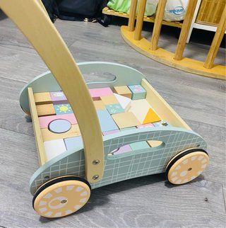 Correpasillos de madera con bloques