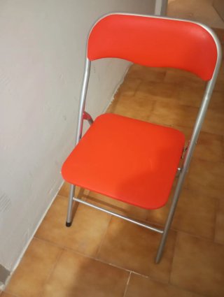 6 Sillas Plegables Rojas y Plateadas