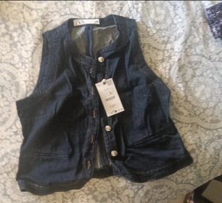 Chaleco vaquero azul de ZARA